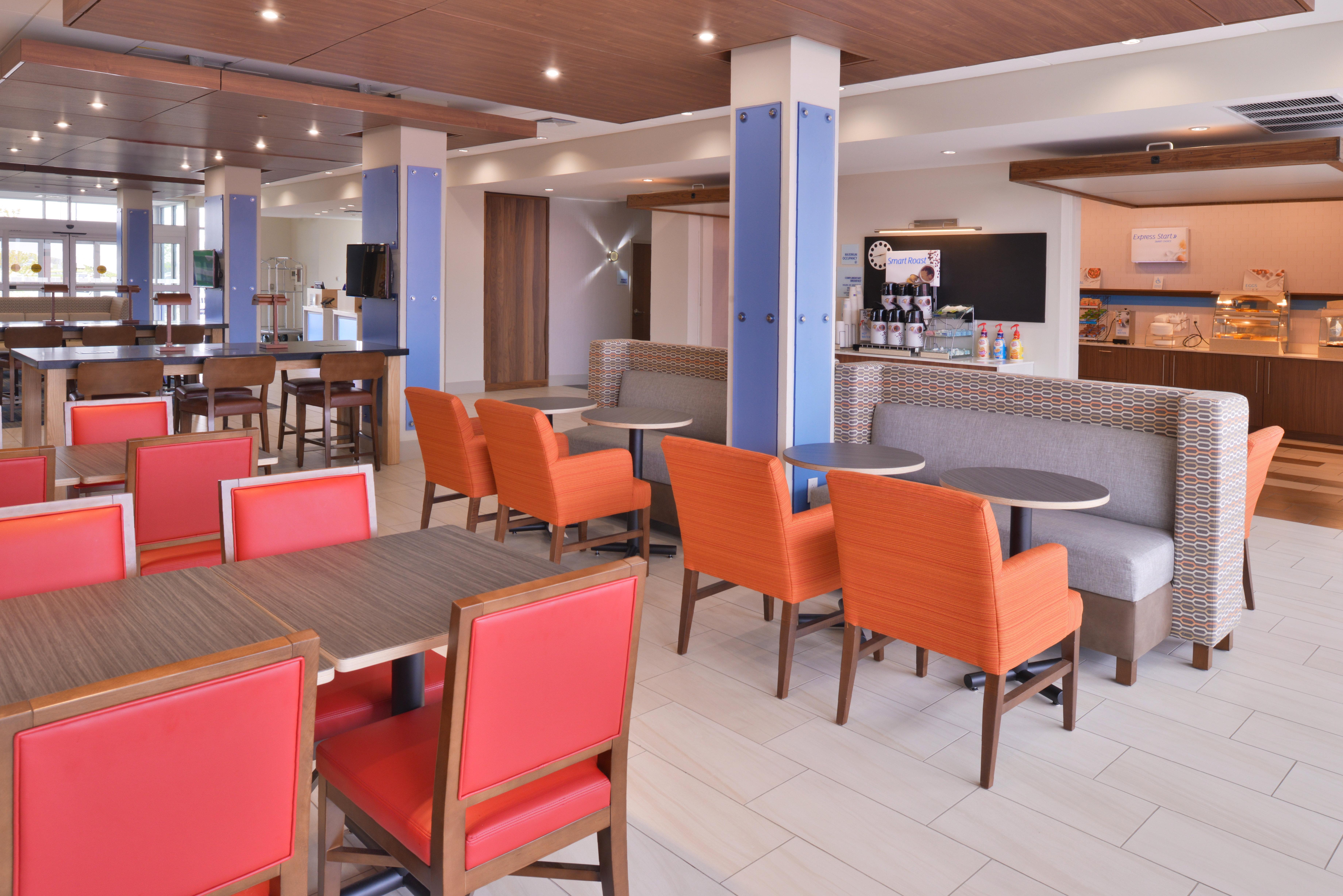 Holiday Inn Express & Suites Madison By Ihg Exterior foto