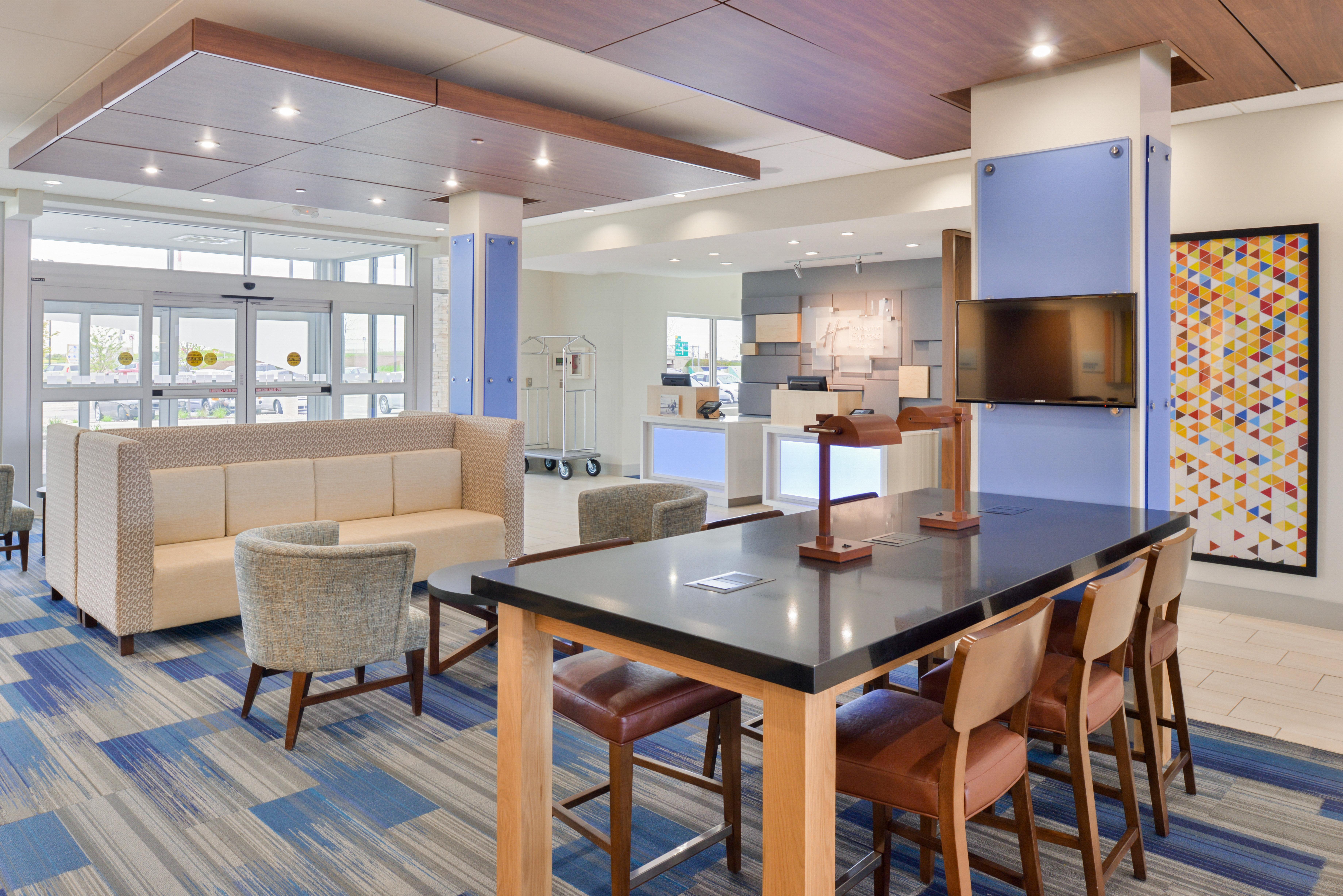 Holiday Inn Express & Suites Madison By Ihg Exterior foto