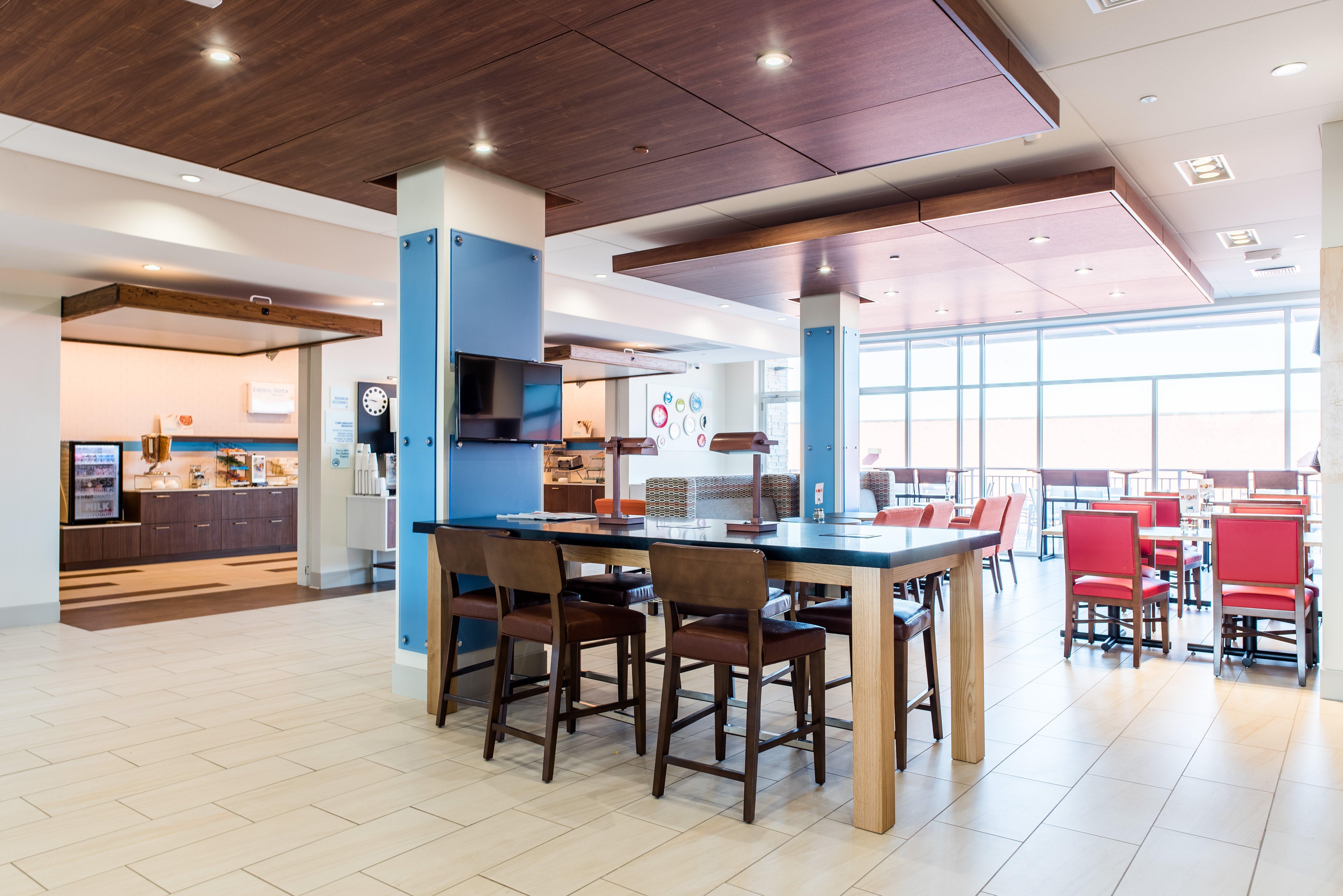 Holiday Inn Express & Suites Madison By Ihg Exterior foto