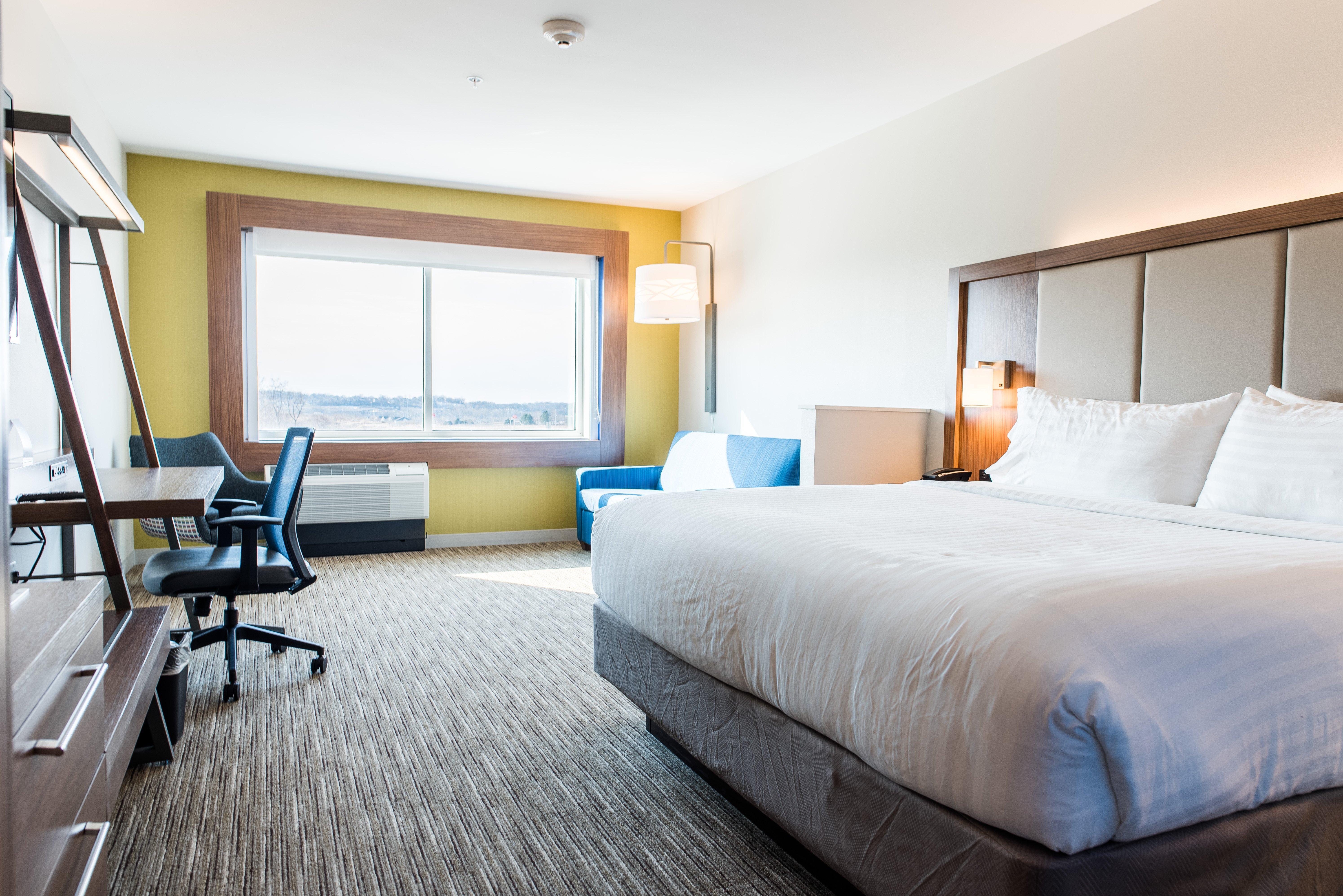 Holiday Inn Express & Suites Madison By Ihg Exterior foto