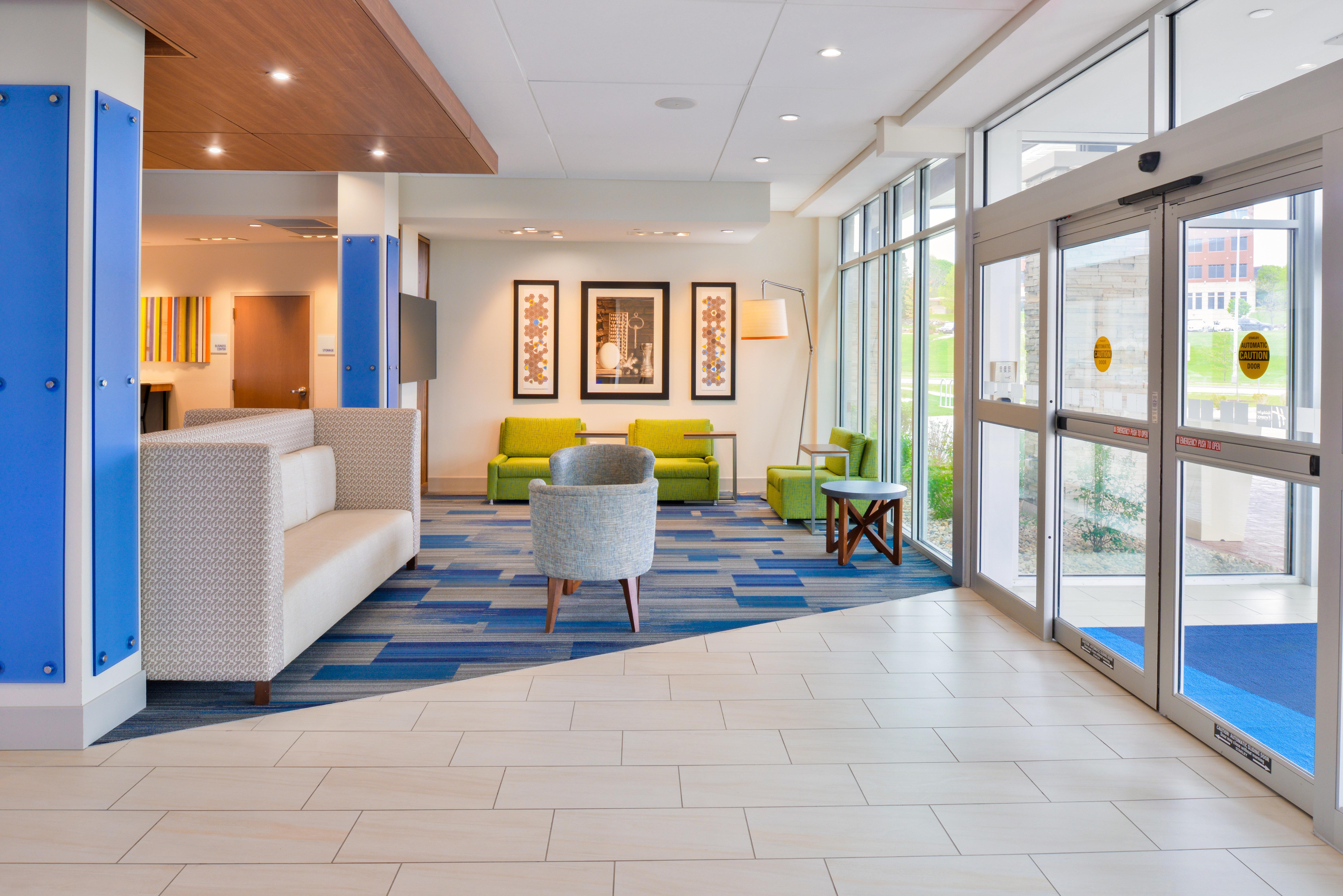 Holiday Inn Express & Suites Madison By Ihg Exterior foto