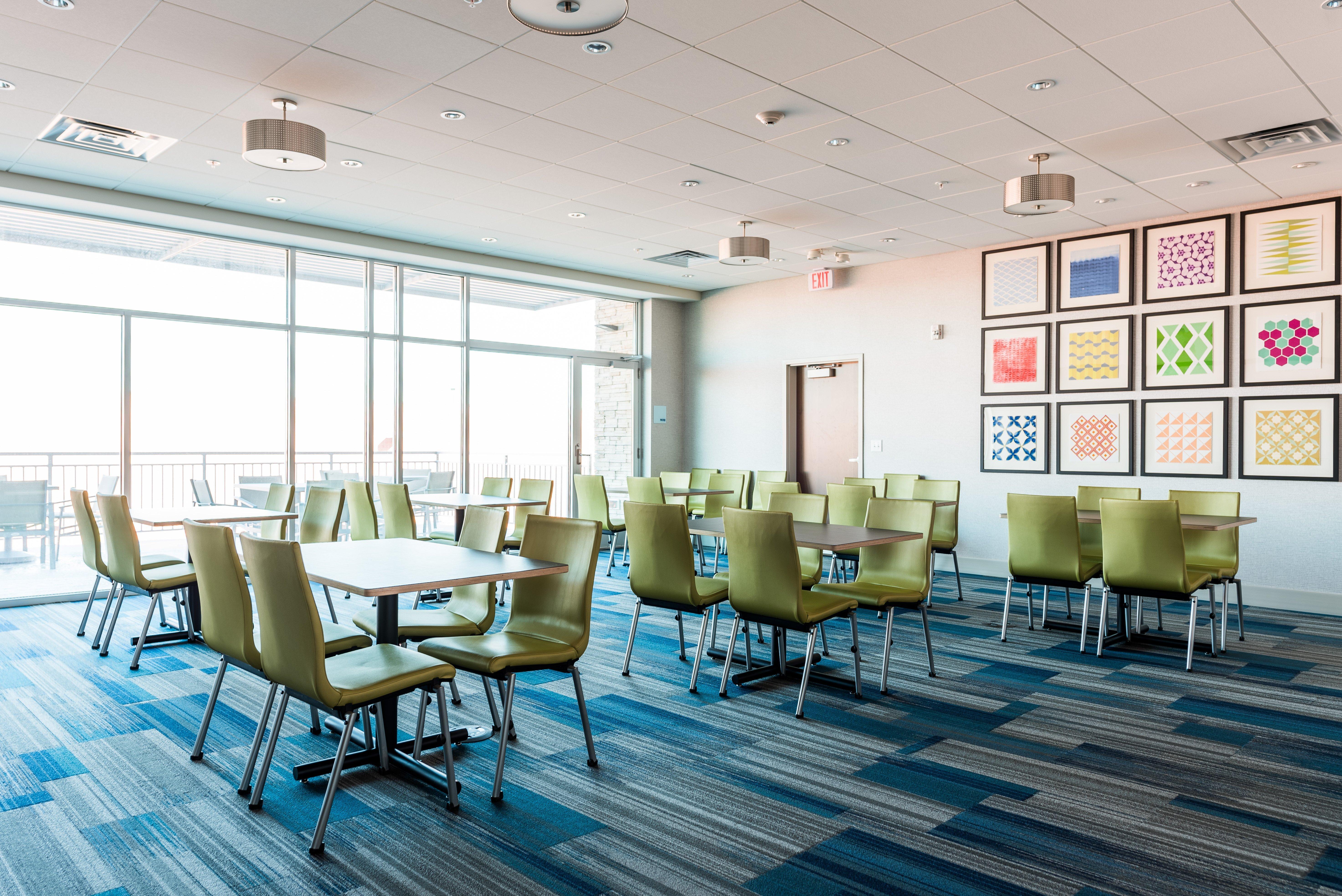 Holiday Inn Express & Suites Madison By Ihg Exterior foto