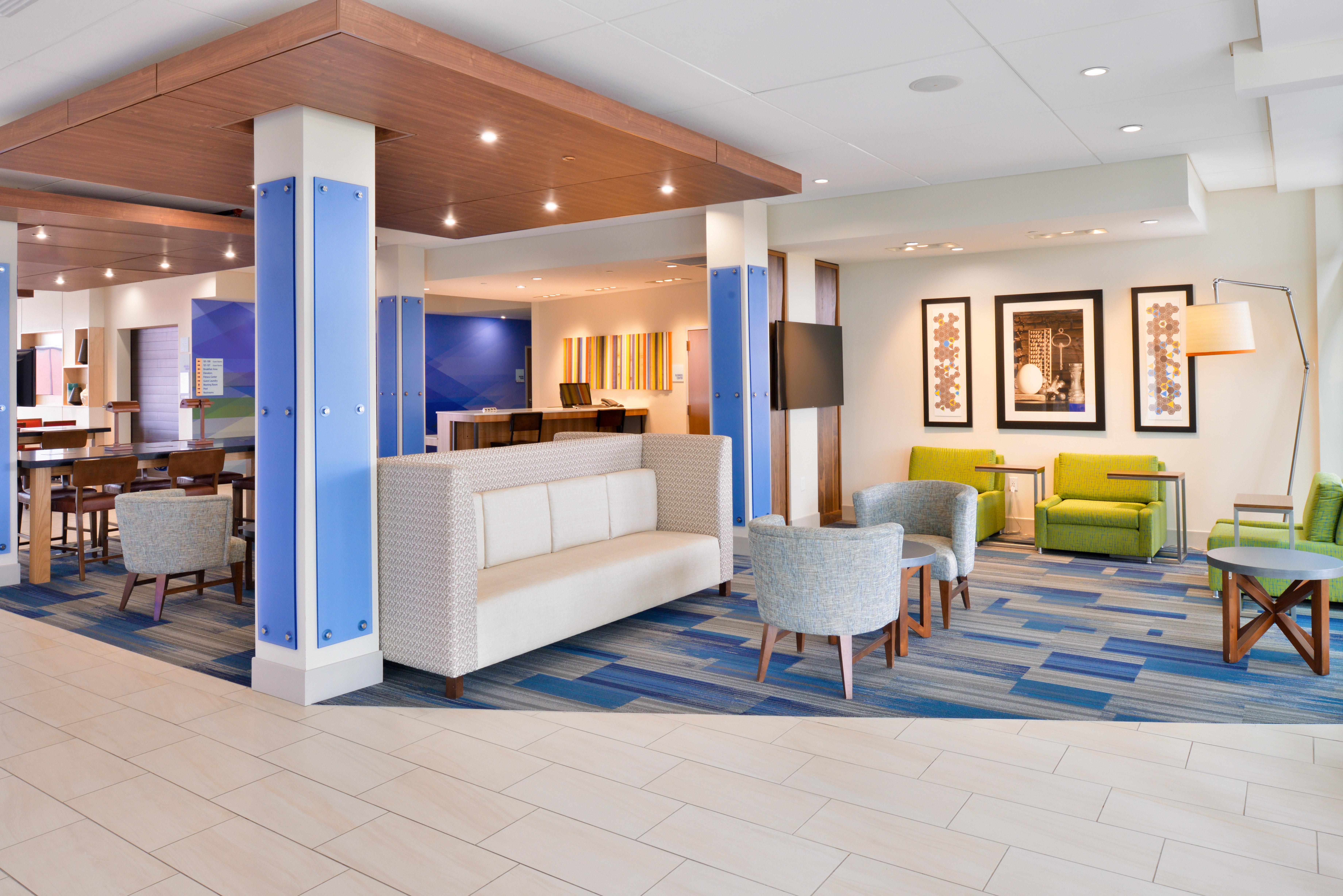 Holiday Inn Express & Suites Madison By Ihg Exterior foto